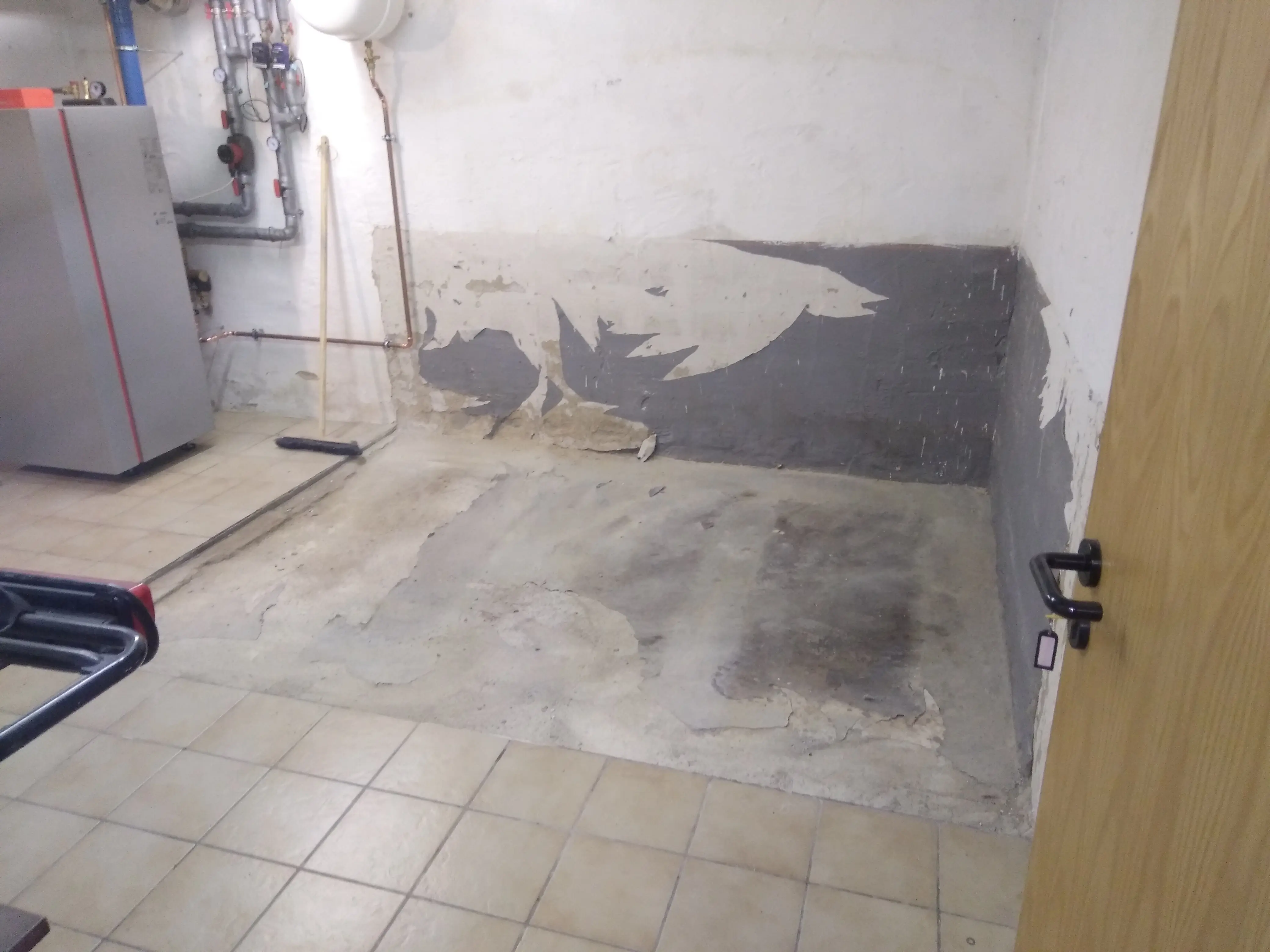 Leerer Tankraum nach Entsorgung – MAR-Tankservice